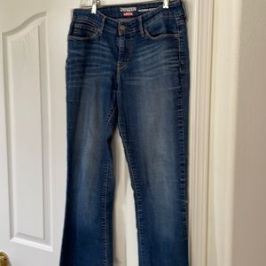 Levi jeans, modern boot cut.. The name of the gene is Denison from Levi.